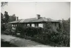 Västerås, Lustigkulla. Bostadsbygggnad med ljusgrå spritputs, lättbetong. 1972.