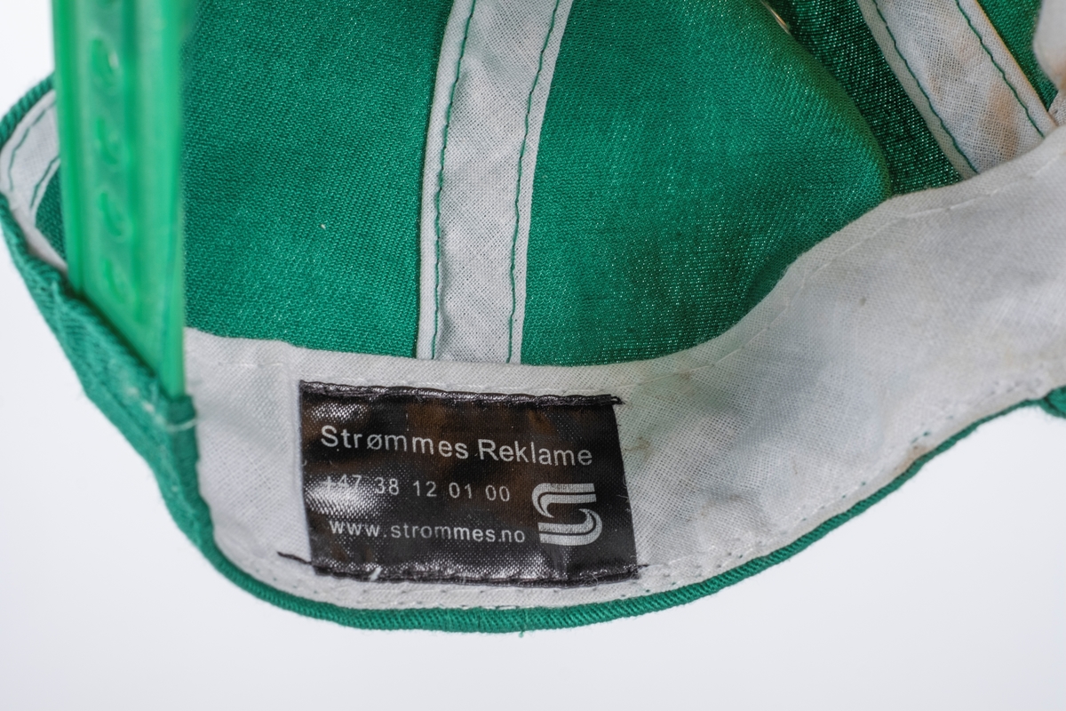 Caps til mann/dame.  Enkel form, med bremm og plastreimer til justering av størrelsen. To små luftehull på hver side, og en liten knapp på toppen.