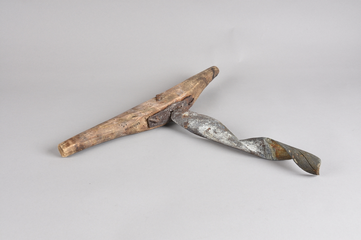 Navar med kort stamme. Navaren har gjengar heilt opp til eit tverrstilt skaft i tre. Navaren går gjennom eit beslag festa til undersida av skaftet, deretter gjennom skaftet og sikra med ei krampe gjennom hol i enden av jernet. Skaftet har lett bogeform og er tjukkast på midten.