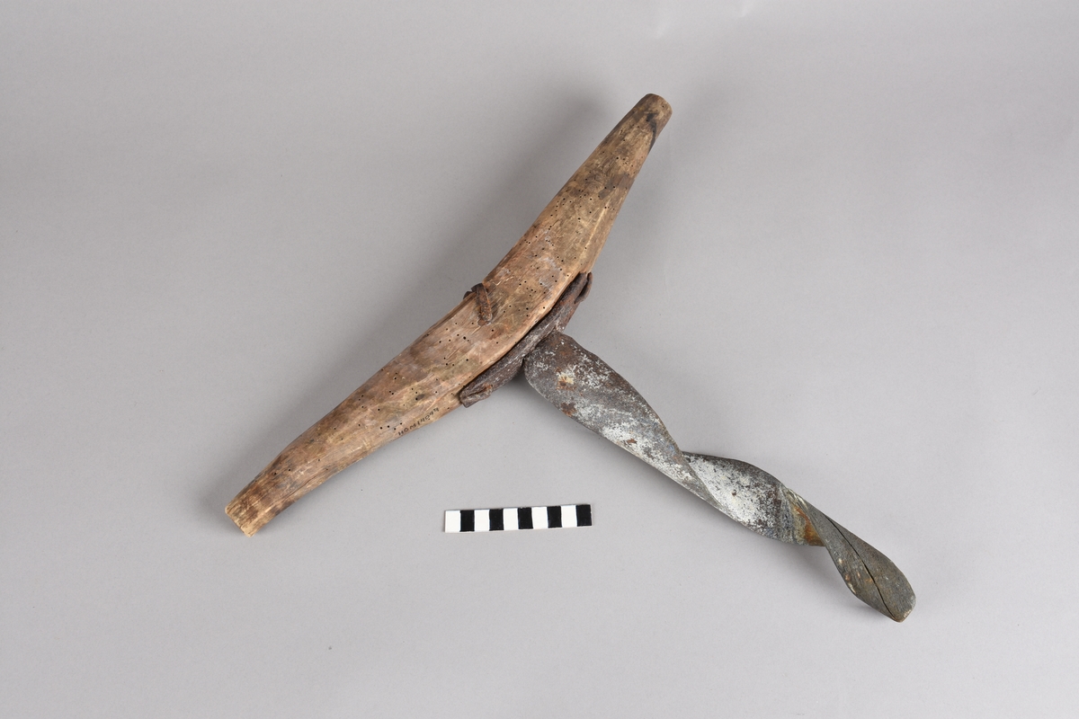 Navar med kort stamme. Navaren har gjengar heilt opp til eit tverrstilt skaft i tre. Navaren går gjennom eit beslag festa til undersida av skaftet, deretter gjennom skaftet og sikra med ei krampe gjennom hol i enden av jernet. Skaftet har lett bogeform og er tjukkast på midten.