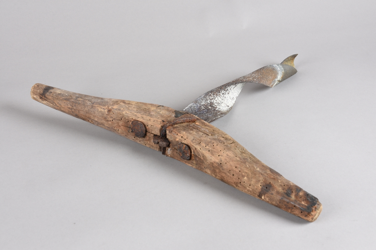 Navar med kort stamme. Navaren har gjengar heilt opp til eit tverrstilt skaft i tre. Navaren går gjennom eit beslag festa til undersida av skaftet, deretter gjennom skaftet og sikra med ei krampe gjennom hol i enden av jernet. Skaftet har lett bogeform og er tjukkast på midten.