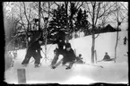 Barn på skidor i backen