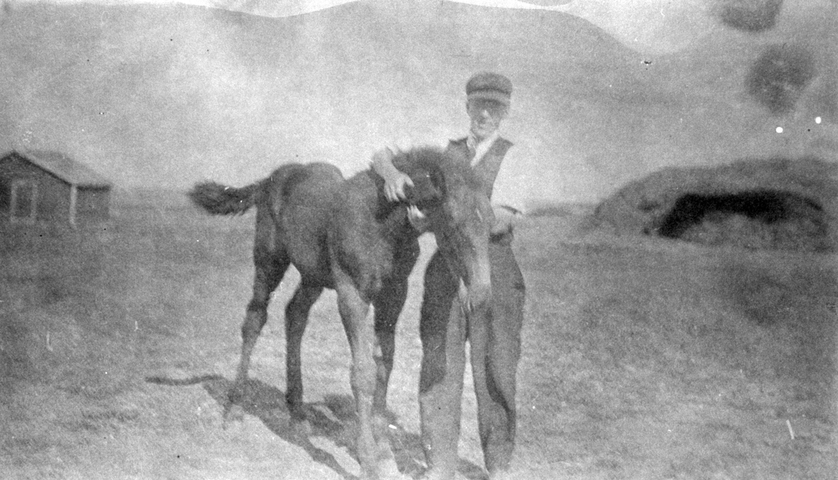 Mann og hest - Magne Hagen i Fott Hill, Lignite, Nord-Dakota
