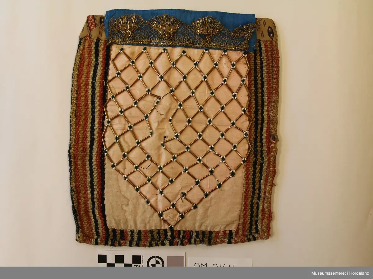 perlebroderi i gull stråperler og grønne og %