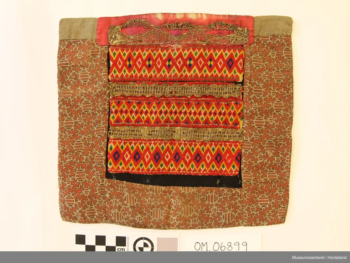 vevde band samansett med gullband i mellom.