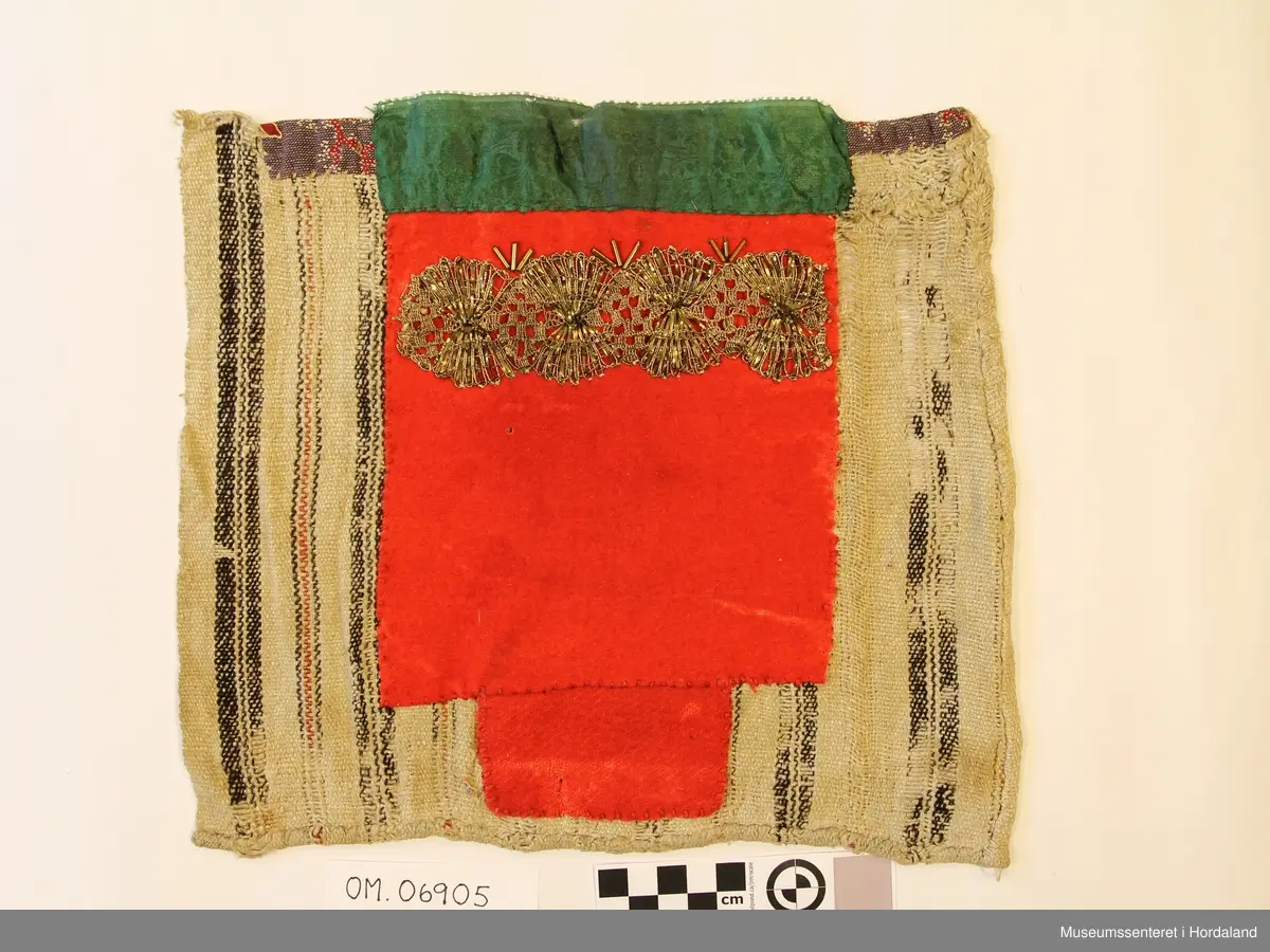 gullbord og gullperler, grønt silkeband.