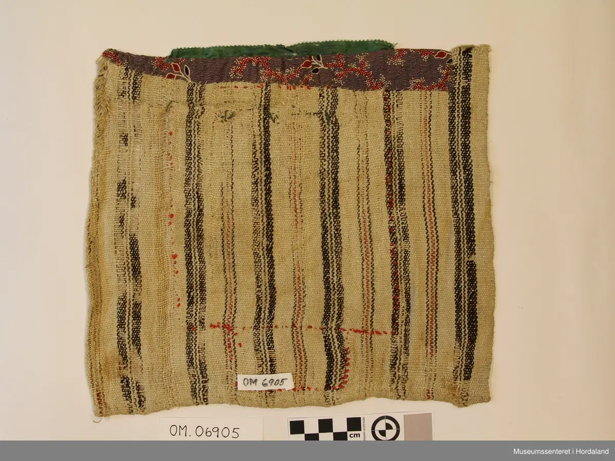 gullbord og gullperler, grønt silkeband.