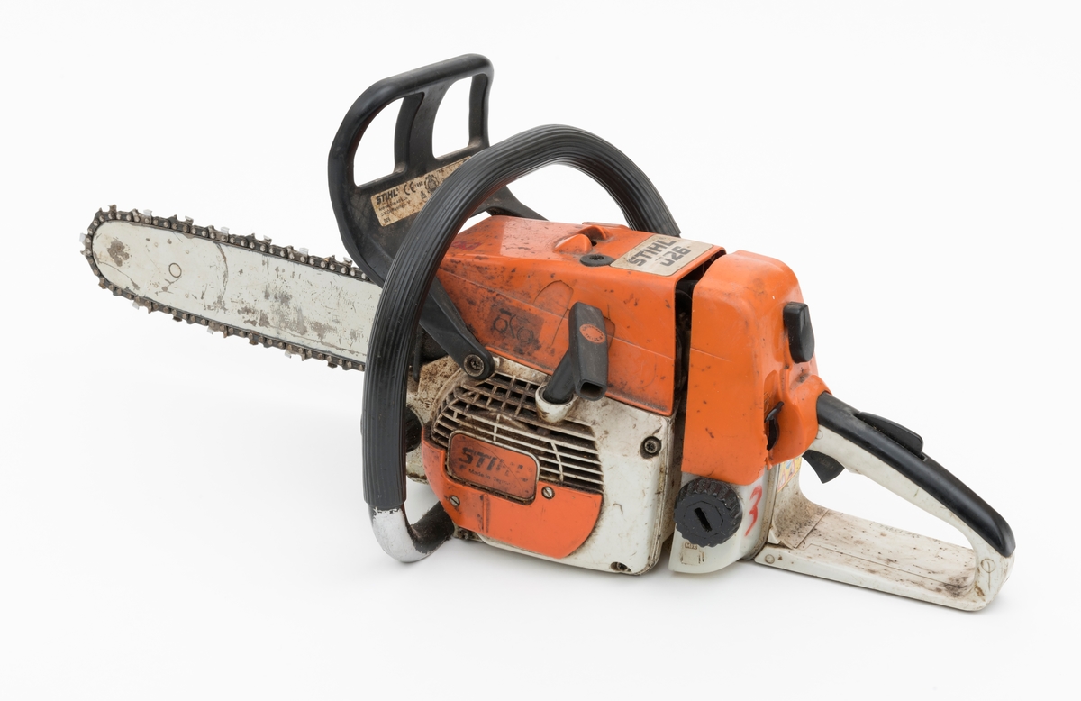 Motorsag av typen Stihl 026 beregnet for en person, enmannssag, med påmontert sverd og sagkjede. For registrator ser saga ut til å være komplett. Stramming av sagkjedet skjer på denne sagmodellen rett inn fra siden på høyre sidedeksel. Forgassersystemet (membranforgasseren) kan snus i ulike vinkler uten at det påvirker motorens gang. Dermed kan saga brukes til felling, kapping og kvisting uten at motoren stopper. Foran fremre håndtaksbøyle er det påmontert en svart vernebøyle/verneskjerm for venstre hånd. Kjedebremsen utløses når bøylen presses fremover og om saga gjør et uventet kast (tilbakeslag). Saga er blant annet utstyrt med varme i håndtakene og en dekompresjonsventil.  Ventilen, som er plassert oppå toppen av sylinderen, reduserer kompresjonstrykket i sylinderen slik at motstanden reduseres under start av saga. 

Sags komponenter er i hovedsak utført i stål, aluminium og presstøpte metallegeringer. Det er også endel komponenter i plast og gummi.  Saga har stående sylinder med eksospotte, lydpotte, (lyddemper) i front. Påfylling for bensin på venstre side bak på sagkroppen, tanken er plassert bak motoren. Kjedeoljetanken gjenfinnes foran på motorkroppen med påfylling på venstre side. Fremre håndtaksbøyle, som omslutter sagkroppen, er innfestet under sagkroppen på venstre side. På høyre side er den skrudd fast til sagkroppen rett bak bak sidedekselet.  Bryter for varmen i håndtaket gjenfinnes mellom skruene for innfesting av bøylen i sagkroppen.  Bøylen er  polstret med et svart riflete gummibelegg. 
Bakre håndtak, som er utformet som et pistolgrep, har gasshendel og gassperre i montert i håndtaket. Håndtaket har også høyrehåndsvern. 
Saga er avvibrert med gummielementer som reduserer vibrasjonene fra sagkroppen og sagkjedet til håndtakene. 
Stoppknappen gjenfinnes rett ved siden av det bakre håndtaket. Knappen har tre funksjoner: stopp, choke og halvgass. Tilgang til forgasserens justeringsdyser fås på høyre side av sagkroppen, rett ved siden av luftfilterdekselet. 

Fra en medfølgede lapp til og andre kilder gjengis det her noen tekniske spesifikasjoner for saga: 
Motor: Totaktsmotor
Sylindervolum: 48,7 kubikkcentimeter.
Ytelse: 3,5 hestekrefter.
Vekt: 5,7 kg.
Drivstofftank: 0,47 liter. 
Oljetank: 0,32 liter.

For en teknisk beskrivelse av saga se vedlagt fil under fanen "Referanser til filer".