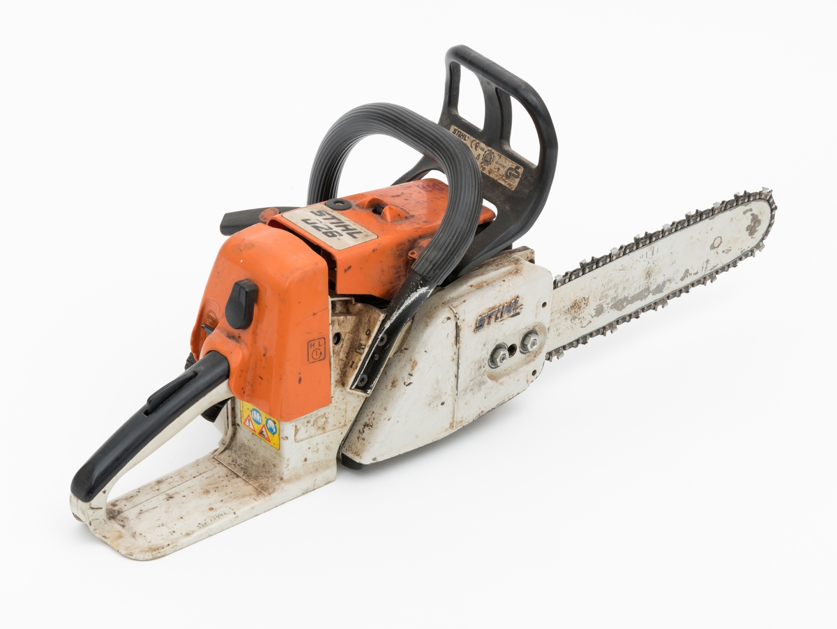 Motorsag av typen Stihl 026 beregnet for en person, enmannssag, med påmontert sverd og sagkjede. For registrator ser saga ut til å være komplett. Stramming av sagkjedet skjer på denne sagmodellen rett inn fra siden på høyre sidedeksel. Forgassersystemet (membranforgasseren) kan snus i ulike vinkler uten at det påvirker motorens gang. Dermed kan saga brukes til felling, kapping og kvisting uten at motoren stopper. Foran fremre håndtaksbøyle er det påmontert en svart vernebøyle/verneskjerm for venstre hånd. Kjedebremsen utløses når bøylen presses fremover og om saga gjør et uventet kast (tilbakeslag). Saga er blant annet utstyrt med varme i håndtakene og en dekompresjonsventil.  Ventilen, som er plassert oppå toppen av sylinderen, reduserer kompresjonstrykket i sylinderen slik at motstanden reduseres under start av saga. 

Sags komponenter er i hovedsak utført i stål, aluminium og presstøpte metallegeringer. Det er også endel komponenter i plast og gummi.  Saga har stående sylinder med eksospotte, lydpotte, (lyddemper) i front. Påfylling for bensin på venstre side bak på sagkroppen, tanken er plassert bak motoren. Kjedeoljetanken gjenfinnes foran på motorkroppen med påfylling på venstre side. Fremre håndtaksbøyle, som omslutter sagkroppen, er innfestet under sagkroppen på venstre side. På høyre side er den skrudd fast til sagkroppen rett bak bak sidedekselet.  Bryter for varmen i håndtaket gjenfinnes mellom skruene for innfesting av bøylen i sagkroppen.  Bøylen er  polstret med et svart riflete gummibelegg. 
Bakre håndtak, som er utformet som et pistolgrep, har gasshendel og gassperre i montert i håndtaket. Håndtaket har også høyrehåndsvern. 
Saga er avvibrert med gummielementer som reduserer vibrasjonene fra sagkroppen og sagkjedet til håndtakene. 
Stoppknappen gjenfinnes rett ved siden av det bakre håndtaket. Knappen har tre funksjoner: stopp, choke og halvgass. Tilgang til forgasserens justeringsdyser fås på høyre side av sagkroppen, rett ved siden av luftfilterdekselet. 

Fra en medfølgede lapp til og andre kilder gjengis det her noen tekniske spesifikasjoner for saga: 
Motor: Totaktsmotor
Sylindervolum: 48,7 kubikkcentimeter.
Ytelse: 3,5 hestekrefter.
Vekt: 5,7 kg.
Drivstofftank: 0,47 liter. 
Oljetank: 0,32 liter.

For en teknisk beskrivelse av saga se vedlagt fil under fanen "Referanser til filer".