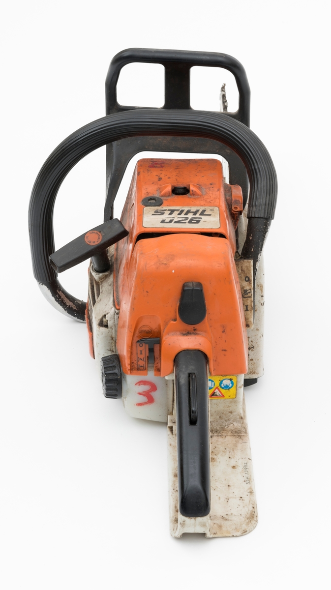 Motorsag av typen Stihl 026 beregnet for en person, enmannssag, med påmontert sverd og sagkjede. For registrator ser saga ut til å være komplett. Stramming av sagkjedet skjer på denne sagmodellen rett inn fra siden på høyre sidedeksel. Forgassersystemet (membranforgasseren) kan snus i ulike vinkler uten at det påvirker motorens gang. Dermed kan saga brukes til felling, kapping og kvisting uten at motoren stopper. Foran fremre håndtaksbøyle er det påmontert en svart vernebøyle/verneskjerm for venstre hånd. Kjedebremsen utløses når bøylen presses fremover og om saga gjør et uventet kast (tilbakeslag). Saga er blant annet utstyrt med varme i håndtakene og en dekompresjonsventil.  Ventilen, som er plassert oppå toppen av sylinderen, reduserer kompresjonstrykket i sylinderen slik at motstanden reduseres under start av saga. 

Sags komponenter er i hovedsak utført i stål, aluminium og presstøpte metallegeringer. Det er også endel komponenter i plast og gummi.  Saga har stående sylinder med eksospotte, lydpotte, (lyddemper) i front. Påfylling for bensin på venstre side bak på sagkroppen, tanken er plassert bak motoren. Kjedeoljetanken gjenfinnes foran på motorkroppen med påfylling på venstre side. Fremre håndtaksbøyle, som omslutter sagkroppen, er innfestet under sagkroppen på venstre side. På høyre side er den skrudd fast til sagkroppen rett bak bak sidedekselet.  Bryter for varmen i håndtaket gjenfinnes mellom skruene for innfesting av bøylen i sagkroppen.  Bøylen er  polstret med et svart riflete gummibelegg. 
Bakre håndtak, som er utformet som et pistolgrep, har gasshendel og gassperre i montert i håndtaket. Håndtaket har også høyrehåndsvern. 
Saga er avvibrert med gummielementer som reduserer vibrasjonene fra sagkroppen og sagkjedet til håndtakene. 
Stoppknappen gjenfinnes rett ved siden av det bakre håndtaket. Knappen har tre funksjoner: stopp, choke og halvgass. Tilgang til forgasserens justeringsdyser fås på høyre side av sagkroppen, rett ved siden av luftfilterdekselet. 

Fra en medfølgede lapp til og andre kilder gjengis det her noen tekniske spesifikasjoner for saga: 
Motor: Totaktsmotor
Sylindervolum: 48,7 kubikkcentimeter.
Ytelse: 3,5 hestekrefter.
Vekt: 5,7 kg.
Drivstofftank: 0,47 liter. 
Oljetank: 0,32 liter.

For en teknisk beskrivelse av saga se vedlagt fil under fanen "Referanser til filer".
