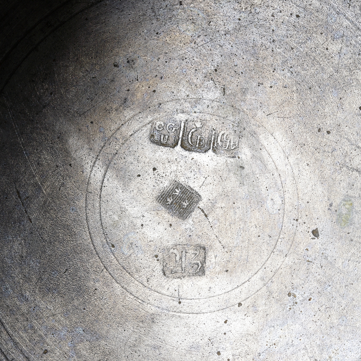 Stop av tenn.
Konisk, bandad modell. Svängd hänkel och ornerat, svängt tumgrepp. Svängd snås. 
Ovanpå locket är stämplat en krona, ägarinitialer: "FS" och årtalet 1808. 

Inskrivet i huvudbok 1982.