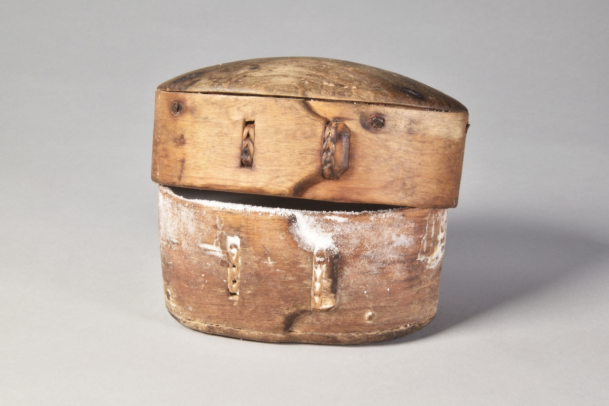 Smörask, spånask, oval med trycklock.