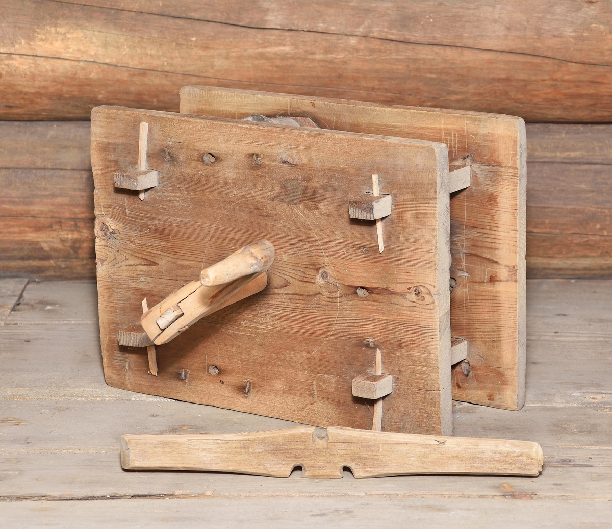 Geskär av trä, (A) tvinningsmaskin, för repslageri, med fäste för tre kardeler. Drivkonstruktion sammanfogad i två rektangulära plana plattor med fyra slåar. Inuti ett större kugghjul som drivs med en vevaxel. Det större kugghjulets kuggtänder driver i sin tur tre mindre kugghjul för högre varvtal. De tre mindre kugghjulen är fästa på svarvade flaskformade nav som driver tre järnkrokar i ändarna. De tre järnkrokarna fungerar som fästen för kardeler. Till geskär hör en platt konformad tvinnsticka av trä (B) med tre skåror, två på ovandelen och en på underdelen.

