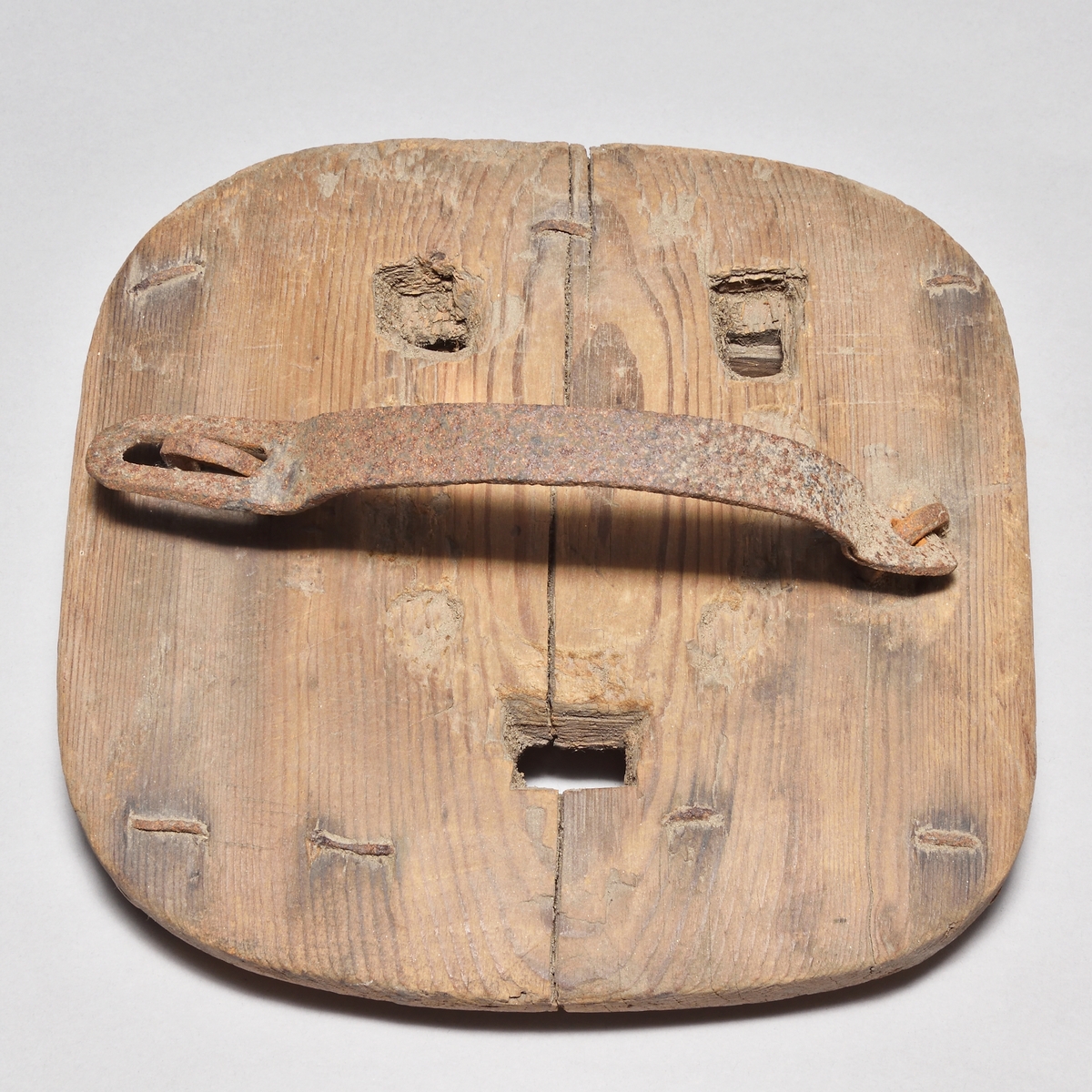 Hästtrygor, 3 st, av furu, alla av samma form: fyrkantiga med rundade hörn. På undersidan två påspikade tvärslåar av björk. Tre hål för broddarna, bindslen i form av hasp av järn. Märken efter hästskon. A märkt med "HF", B med "HB" och C med "WA".