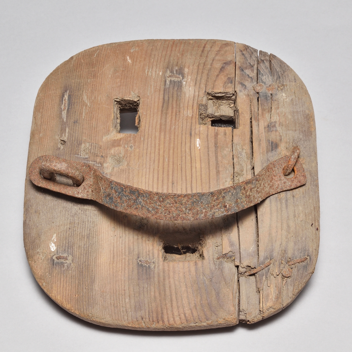 Hästtrygor, 3 st, av furu, alla av samma form: fyrkantiga med rundade hörn. På undersidan två påspikade tvärslåar av björk. Tre hål för broddarna, bindslen i form av hasp av järn. Märken efter hästskon. A märkt med "HF", B med "HB" och C med "WA".