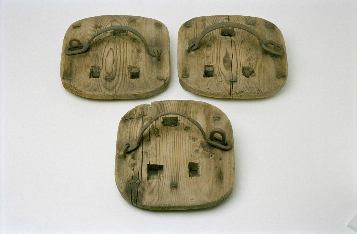 Hästtrygor, 3 st, av furu, alla av samma form: fyrkantiga med rundade hörn. På undersidan två påspikade tvärslåar av björk. Tre hål för broddarna, bindslen i form av hasp av järn. Märken efter hästskon. A märkt med "HF", B med "HB" och C med "WA".