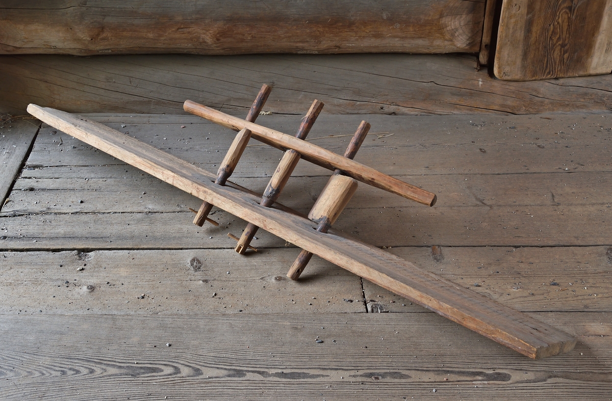 Repvagn av trä för repslagning med tre kardeler. Sammansatt av fem delar. En längre regel med borrade fästen för tre paralleldrivna trävingar, ett konformat huvud lika så med borrade fästen för trävingar. Trävingar med stoppkilar av trä. Repvagnen saknar tvinnstol, och tvinnsticka för att bli en komplett tvinnmaskin.



