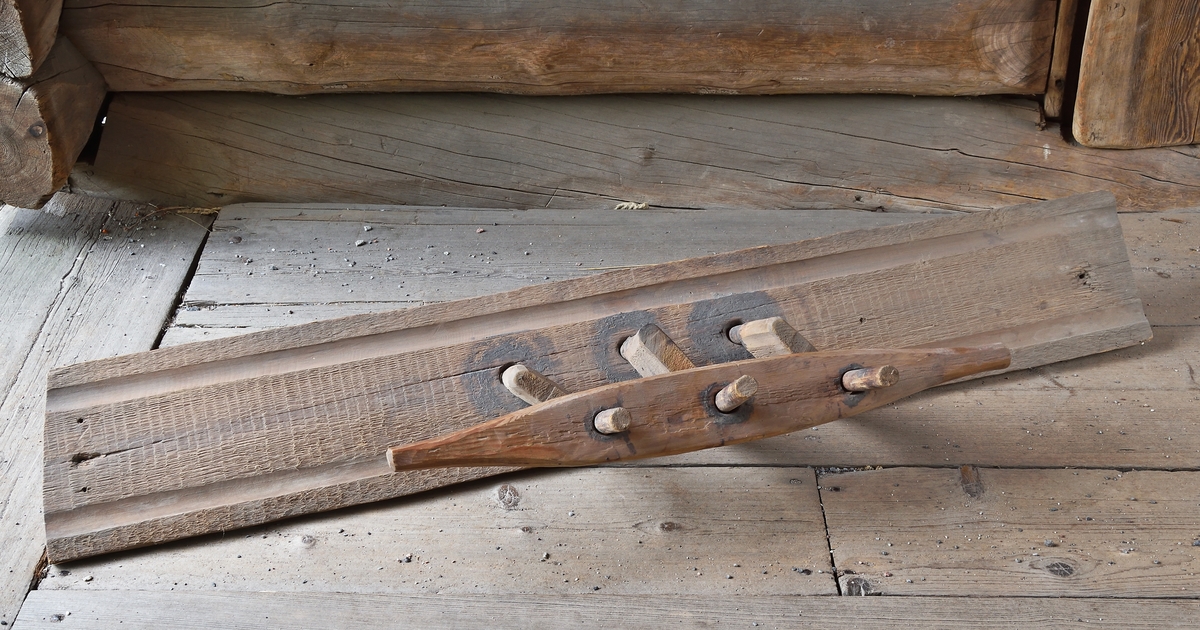 Repvagn av trä för repslagning med tre kardeler. Sammansatt av fem delar. En längre regel med borrade fästen för tre paralleldrivna trävingar, ett konformat huvud lika så med borrade fästen för trävingar. Trävingar med stoppkilar av trä. Repvagnen saknar tvinnstol, och tvinnsticka för att bli en komplett tvinnmaskin.



