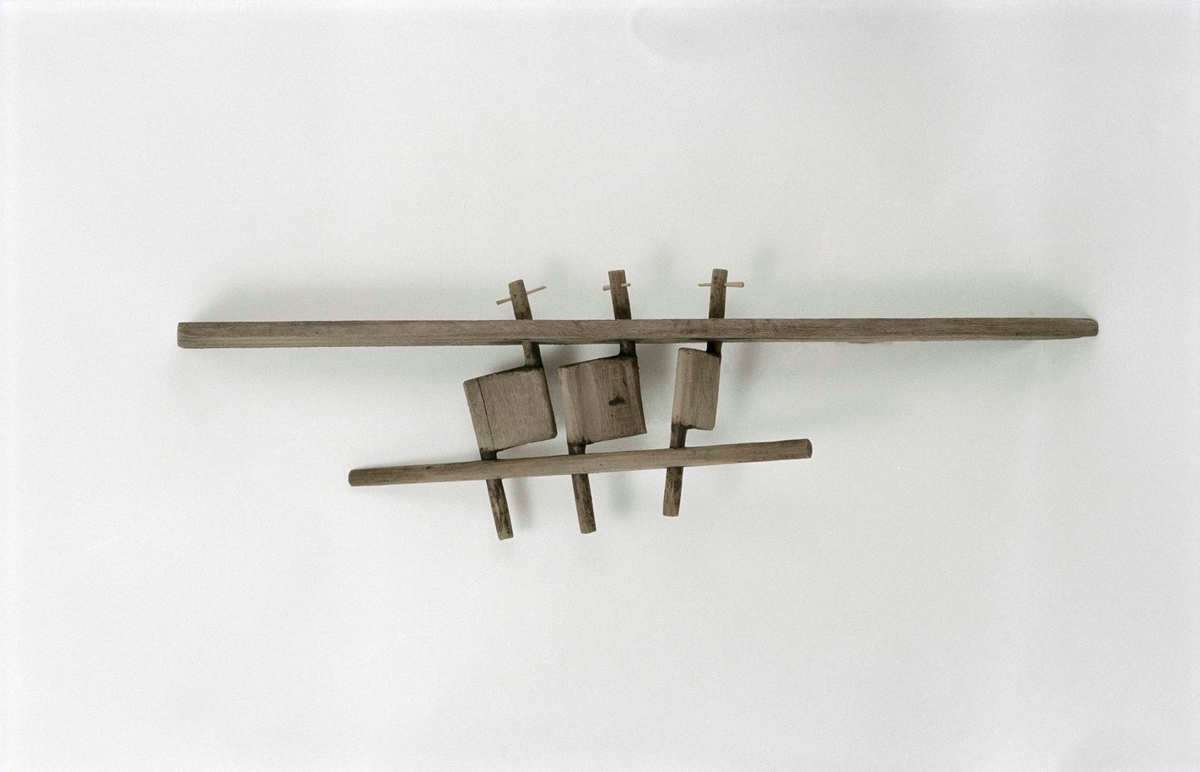 Repvagn av trä för repslagning med tre kardeler. Sammansatt av fem delar. En längre regel med borrade fästen för tre paralleldrivna trävingar, ett konformat huvud lika så med borrade fästen för trävingar. Trävingar med stoppkilar av trä. Repvagnen saknar tvinnstol, och tvinnsticka för att bli en komplett tvinnmaskin.



