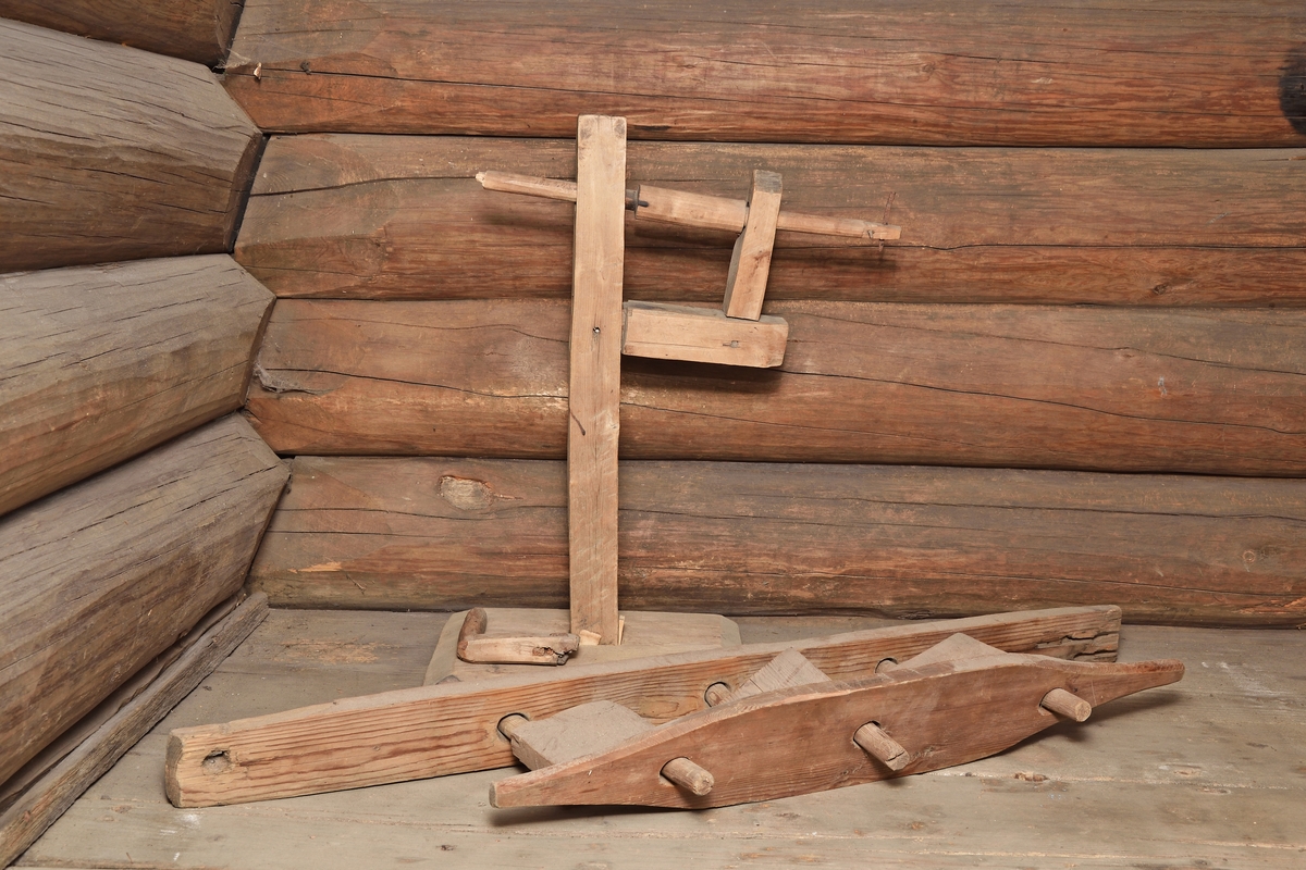 Tvinnmaskin av trä för repslageri. Bestående av två delar. En repvagn för tre kardeler med tre stycken paralleldrivna trätvingar som framtill är fästa i en längre regel och baktill i ett konformat huvud,. Ändar på huvudet bildar handtag för vagnen. En stående vev av trä tillhörande tvinnmaskin. Fyrkantig ståndare  fäst i fotplatta med fasade kanter, i ståndare stöd för vevstången. Vev med L-format handtag, avbrutet, i ändan två spikar för att fästa repet i.

