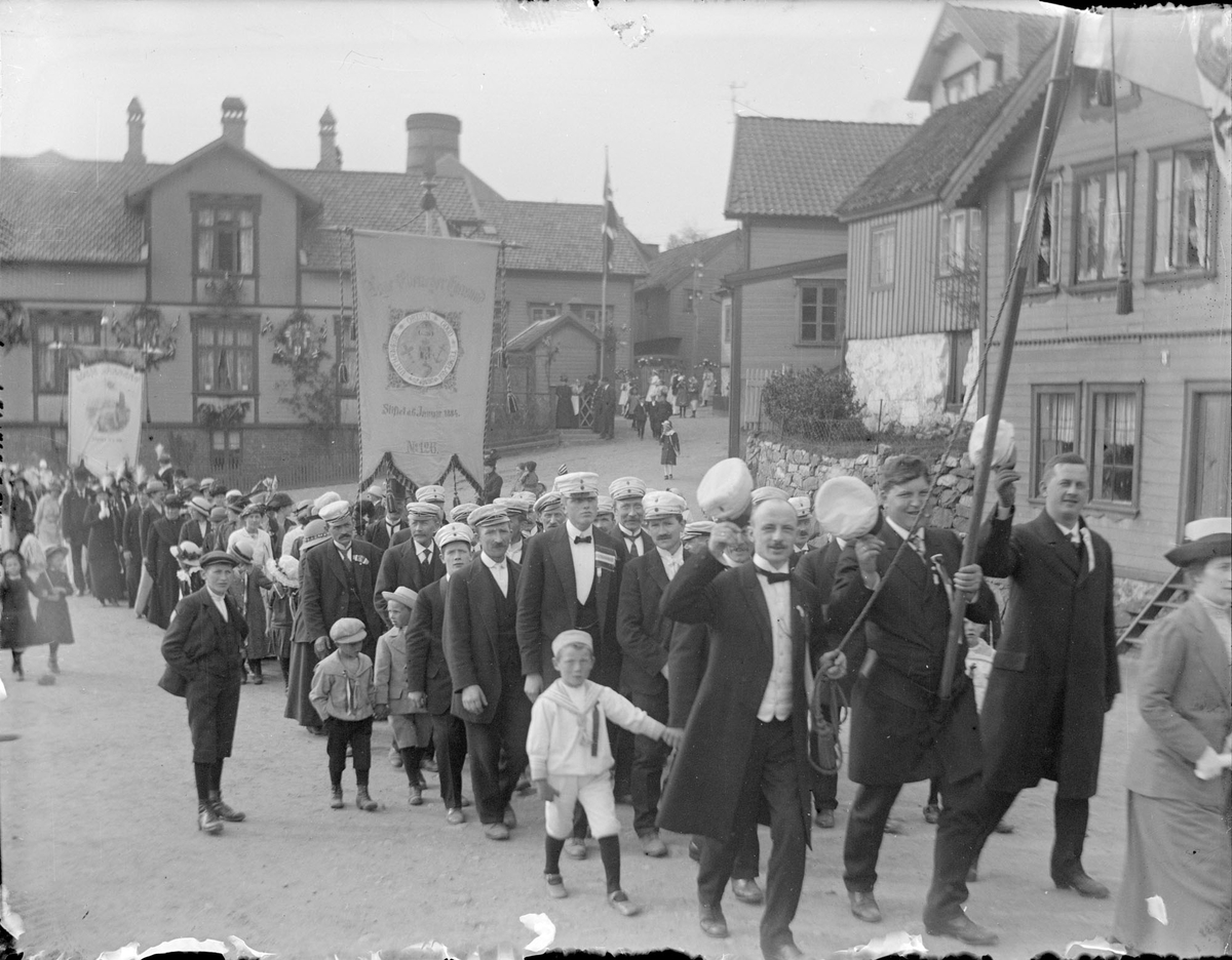 17. mai-tog ved Fabrikkplassen i Egersund. Først kommer Mandsangforeningen, deretter Losje Ebenezer og losje Varhaug.