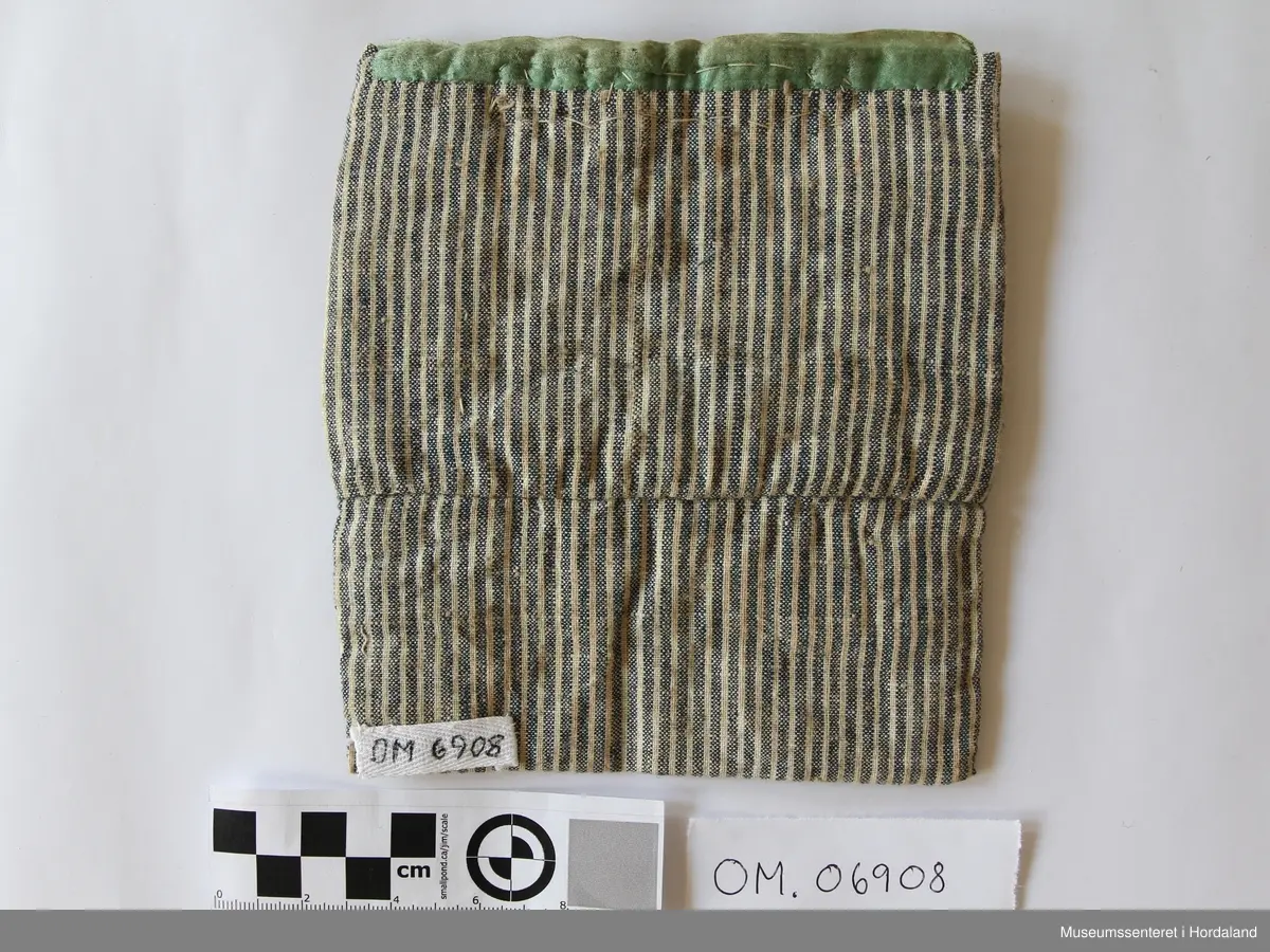 grøn pyntekant, gullbord oppe.