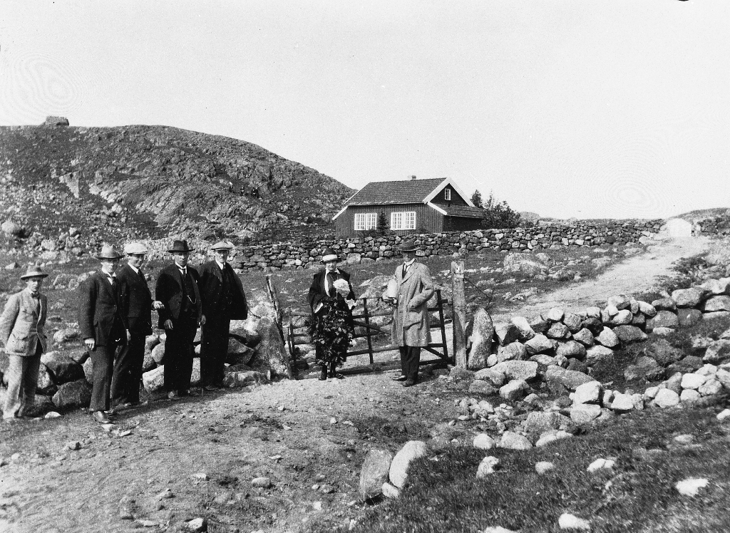 Knudaheio i 1925. Mellom folka i framgrunnen er Jonas Jørstad, G. G. Hadland, Hulda Garborg og Arne O. F. Garborg.