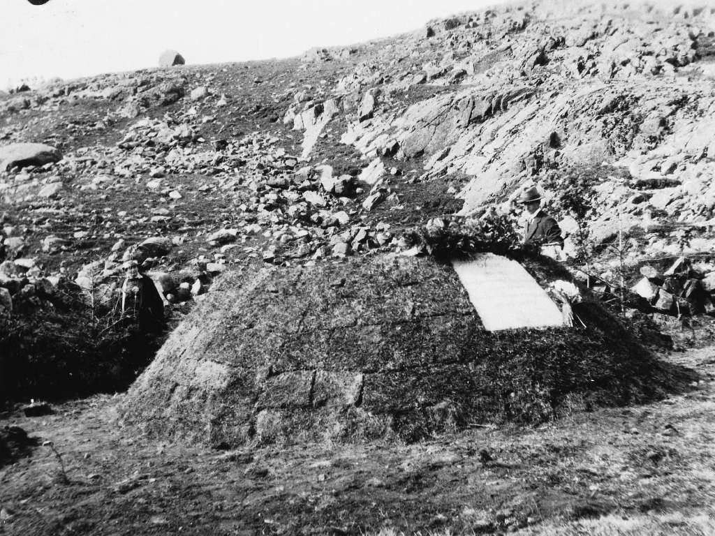 Gravhaugen i Knudaheio i 1925. Hulda Garborg ser ein så vidt til venstre.