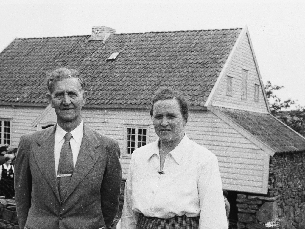 Frå 100 års stemnet for Arne Garborg i august 1951. Vertskapet Maria f. Sikveland og Nils Garborg framfor Garborgheimen.