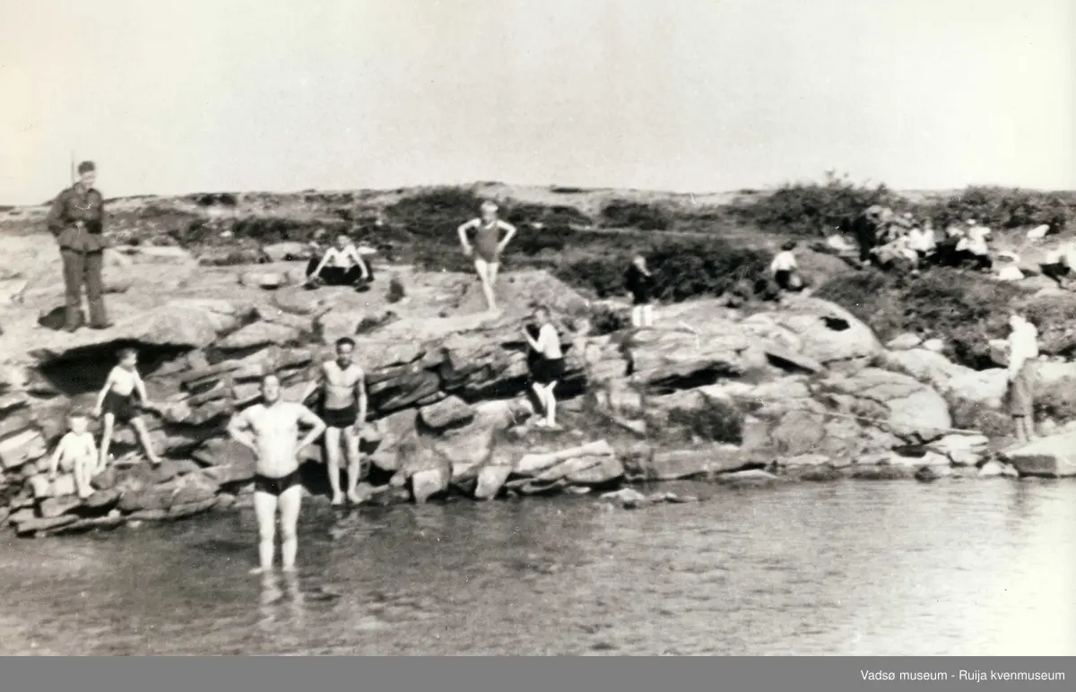 Bading  i Sjåbuselva ved Kiby i Vadsø  med soldatvakt 1944 