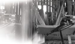 Båtbygger Jakob Austrheim med stabbeøks og høvel i hendene.