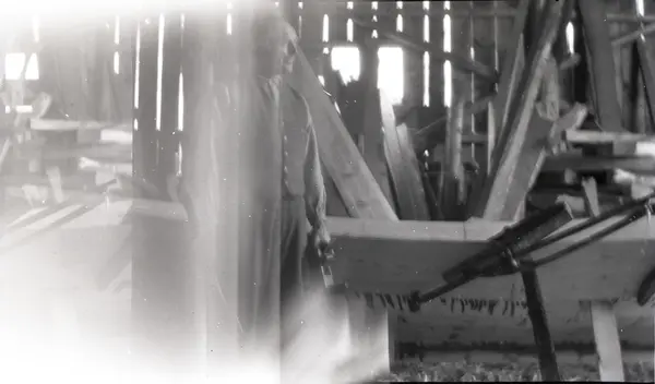 Båtbygger Jakob Austrheim med stabbeøks og høvel i hendene.