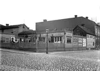 Hörnet Parkgatan och Järnvägstorget i Jönköping år 1905. Fyra år senare reste sig på denna tomt det nya Telegrafhuset och Paviljongen flyttades till Klostergatan.