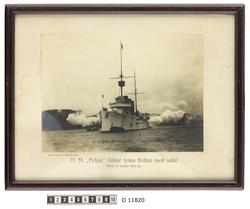 Fylgia skjuter salut