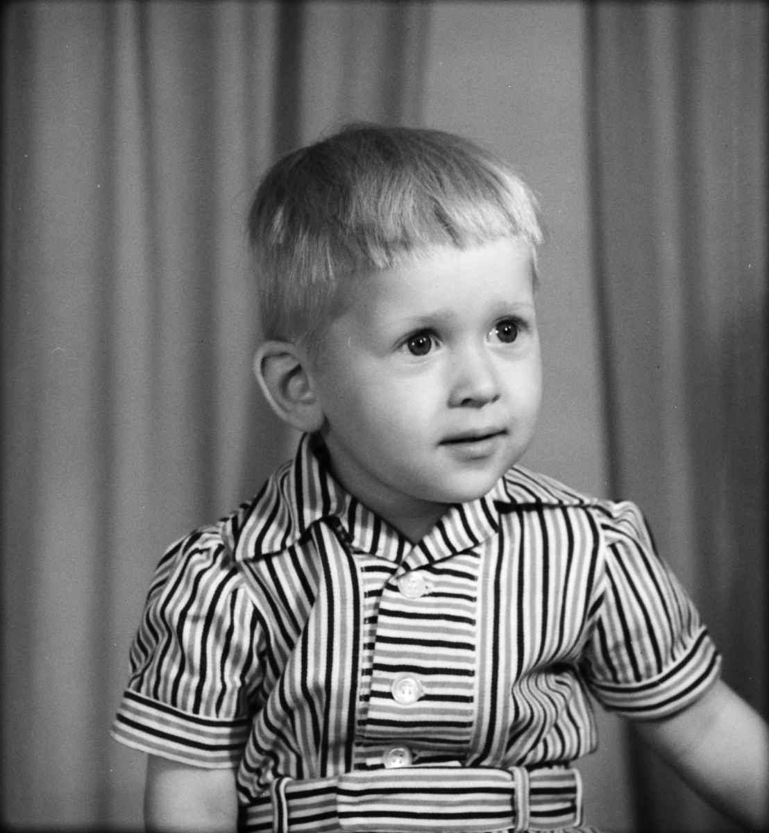 Maj-Britt Eklund med son från Ekeby by, Ekeby socken, Uppland 1951