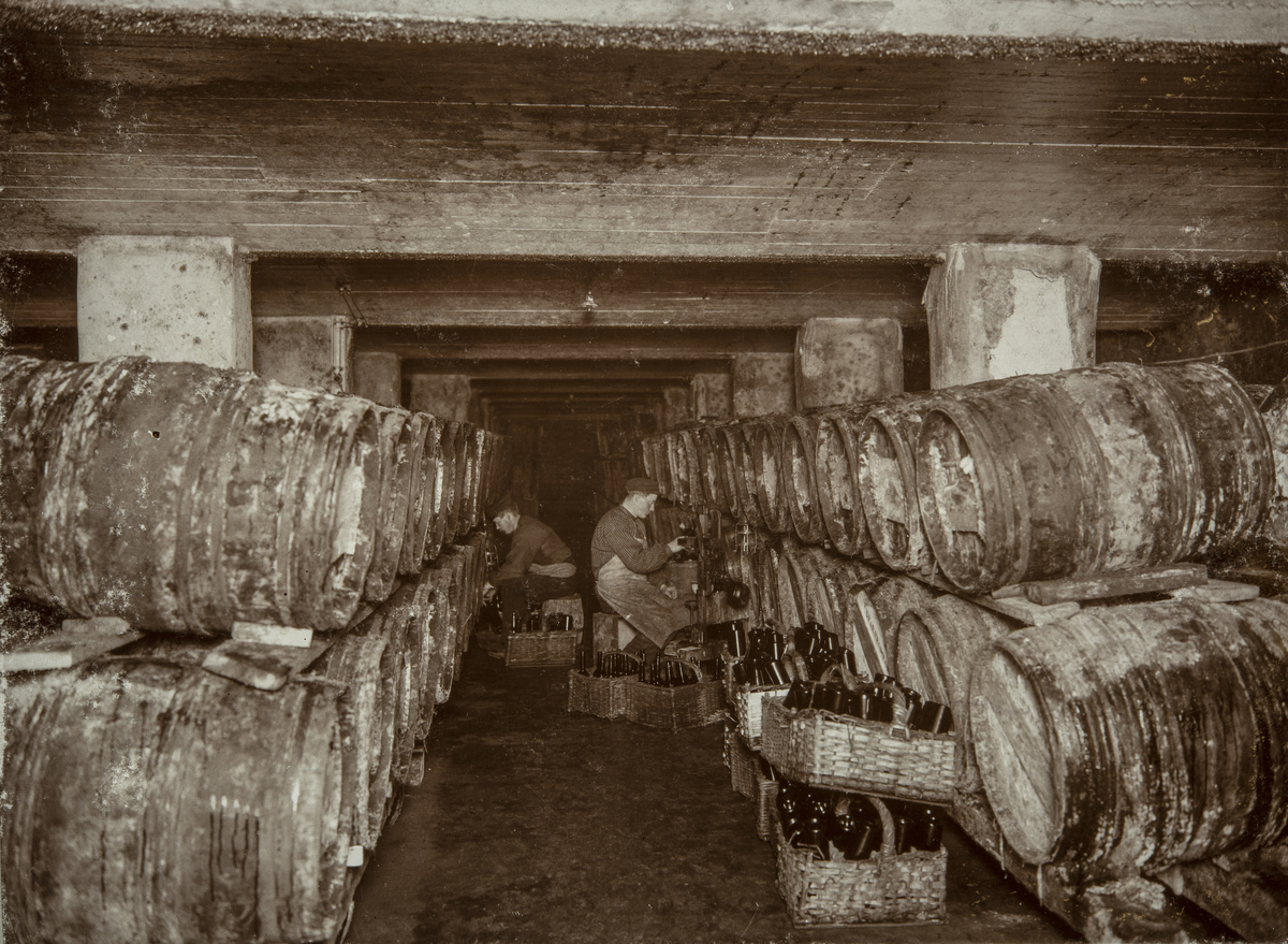 Håndtapping i P.A. Larsens vinkjeller. 
Håndtapping og korking direkte fra eikefat. Sherry-fatene lagt opp på såkalt strø med fall. 