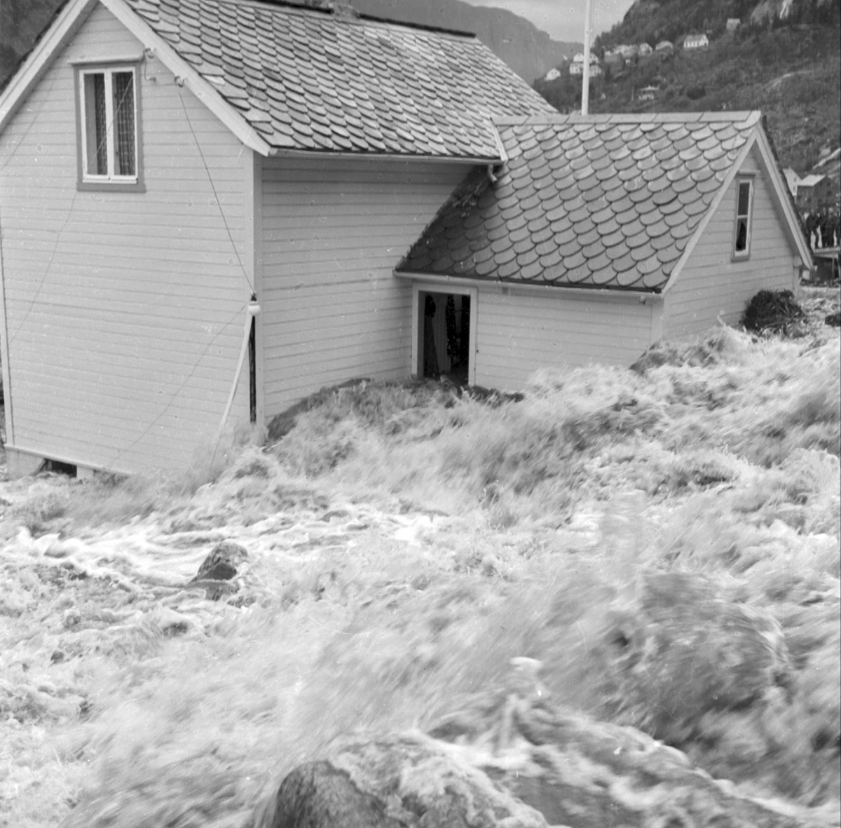 Bustadhus midt i flaumelva.