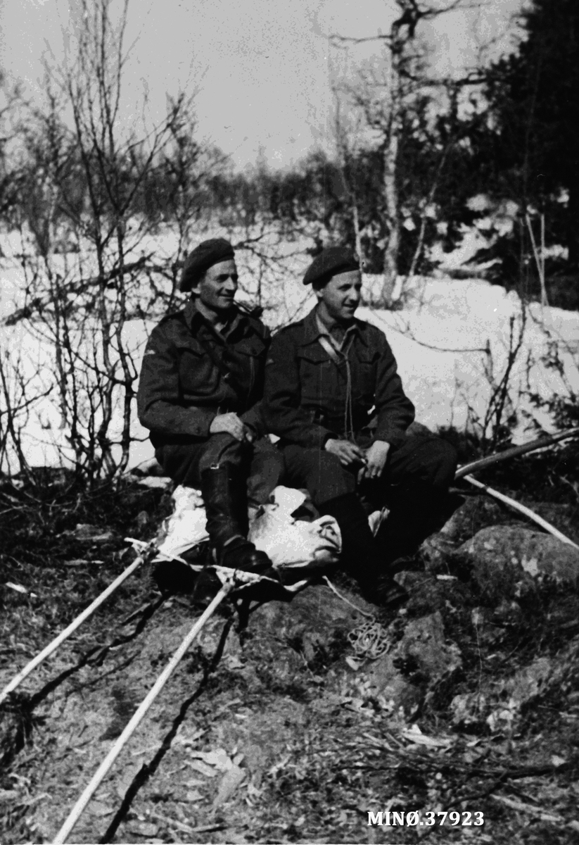 To medlemmer av Lingegruppa Grebe Red. F.v.: Hans "Kyllingen" Storhaug og Svein Haadem.