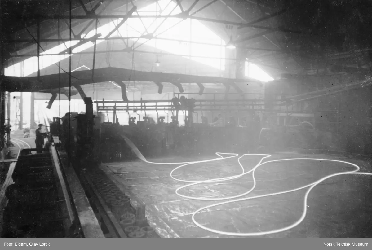 Finvalseverket til Christiania Spigerverk. Håndvalsing av 1/2 toms rundtjern. I bakgrunnen ser vi finrekka. Finrekka ble bygget om i 1947.