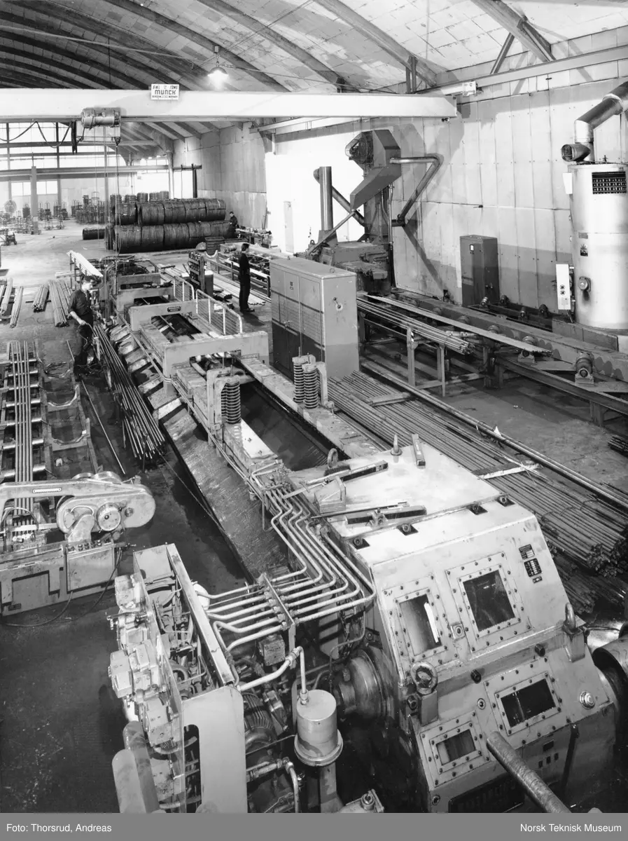 Stangtrekkebenk i hall 1, øst. På høyre vegg ser vi et slyngerenseanlegg.
Avdelingen ble opprettet i 1958 og holdt først til i Trådtrekkeriet. Den ble flyttet til Heilo i 1967 og ble nedlagt i 1978.