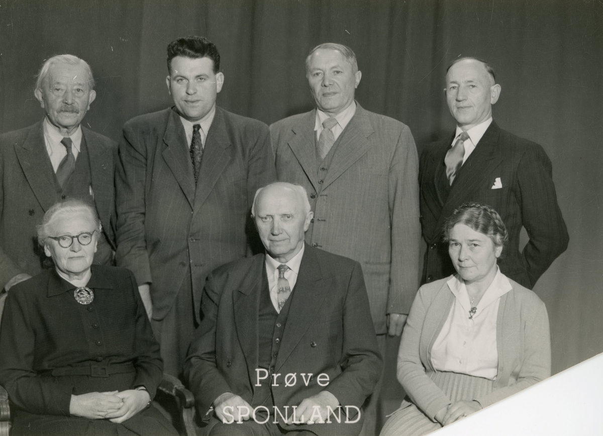 Gruppeportrett av styret på Sunnmøre Museum i 1956.