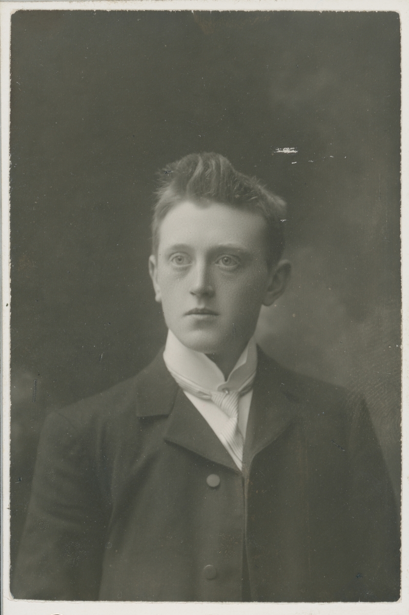 Studioportrett av Thorvald Hoel.