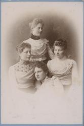 Studioportrett av fire unge kvinner.