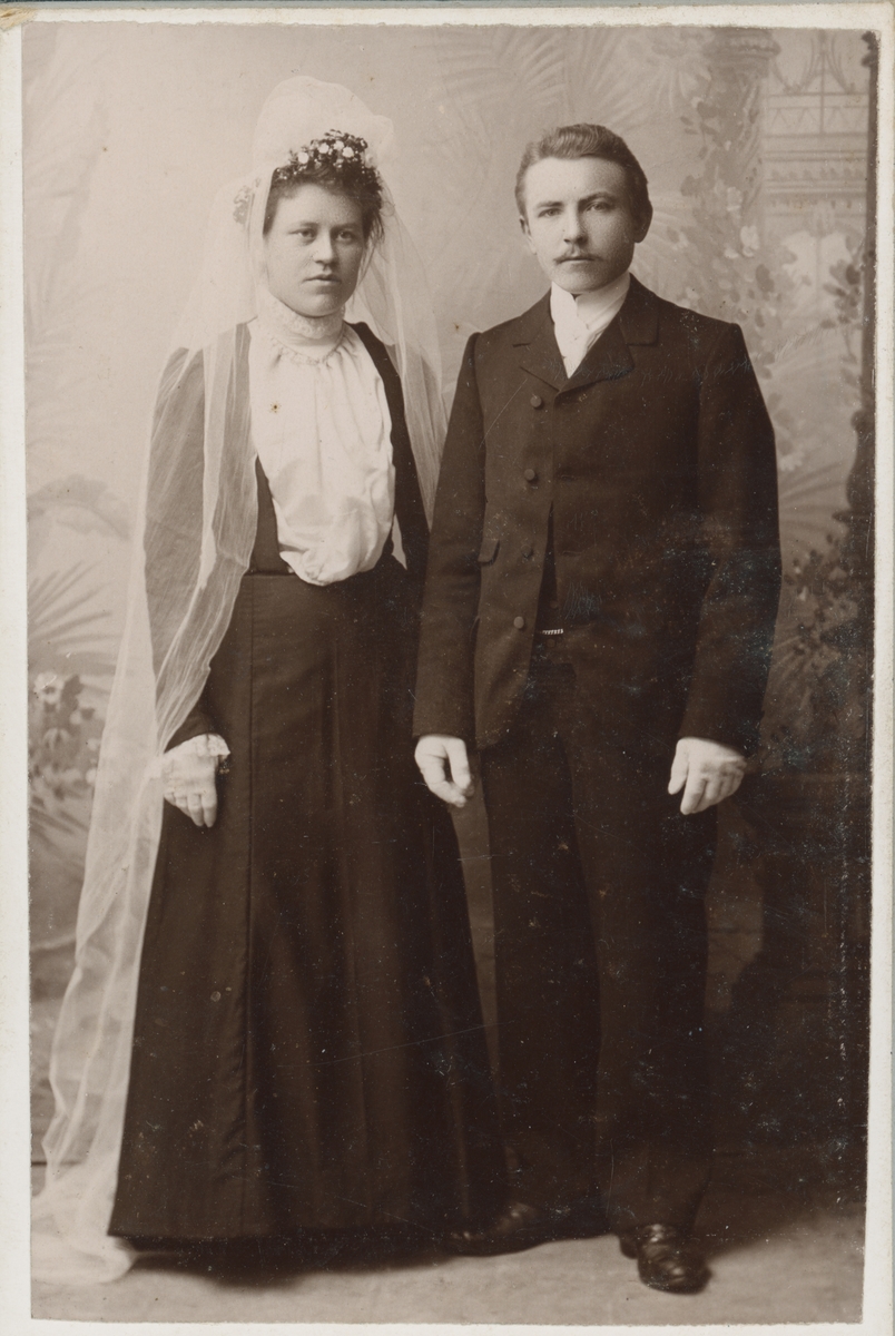 Studioportrett av brudeparet Fuhr.