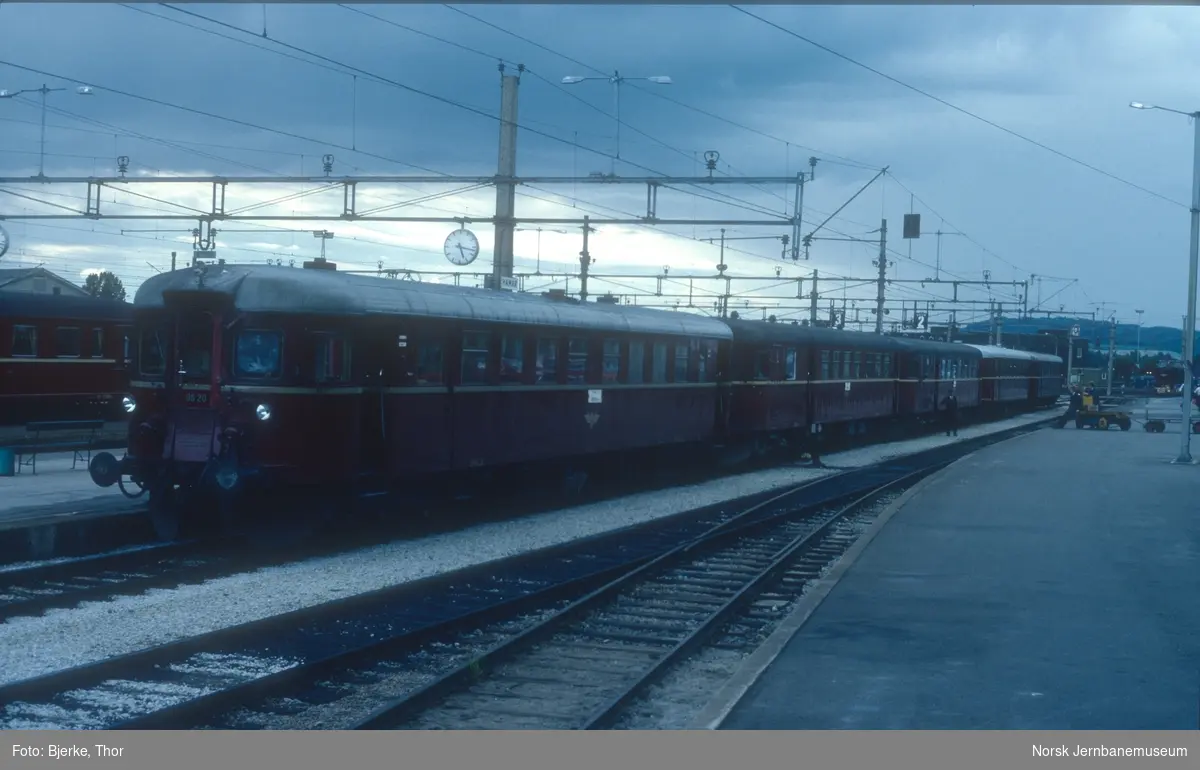 Persontog 375 Hamar-Røros med fem-vogns motorvognsett type 86 på Hamar stasjon