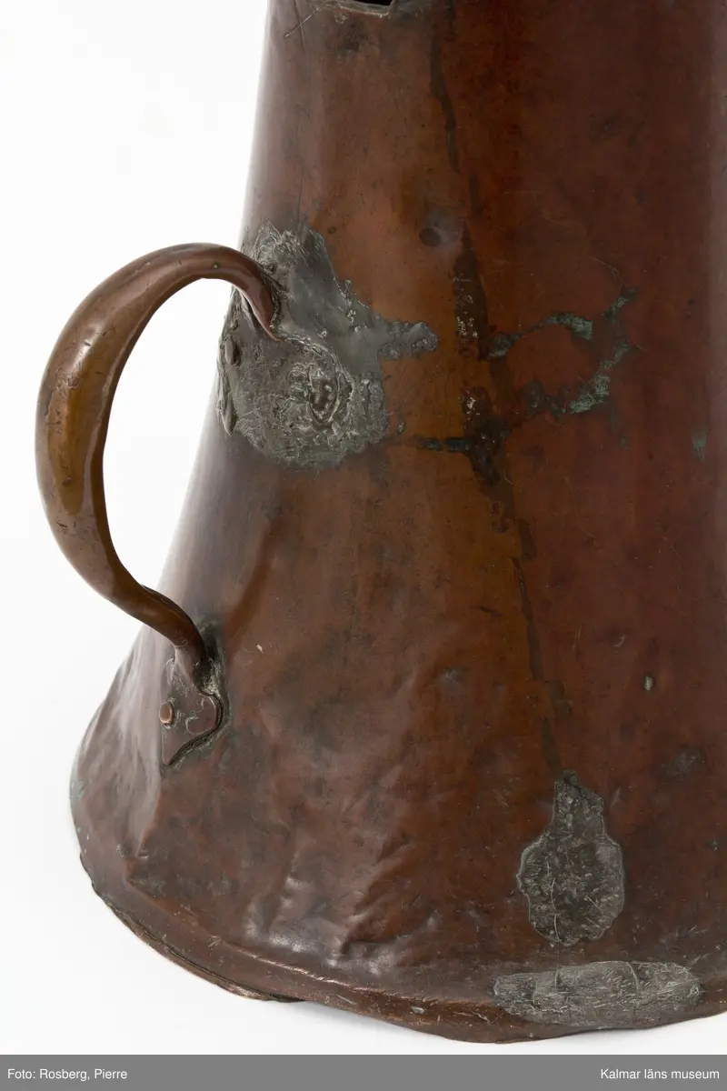 KLM 13325. Brännvinsmått av koppar. Stämplat med fyra kronor.