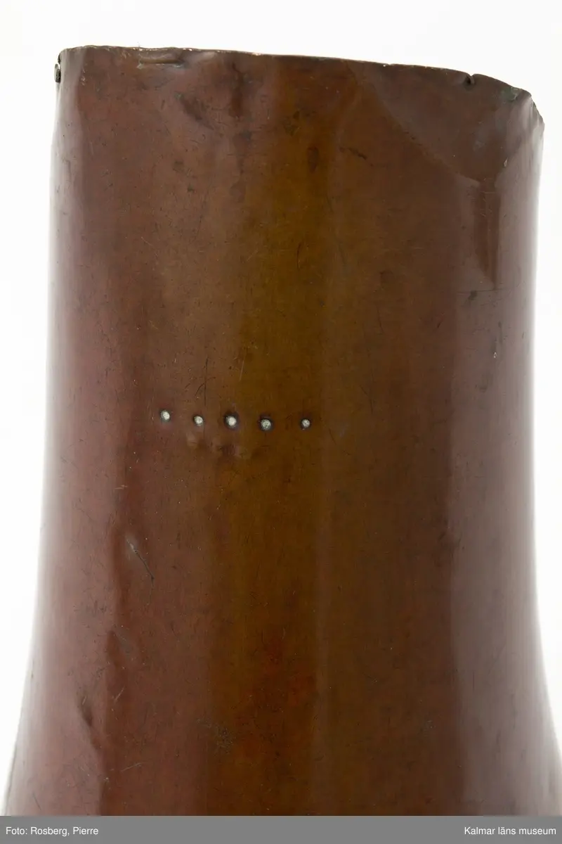 KLM 13325. Brännvinsmått av koppar. Stämplat med fyra kronor.