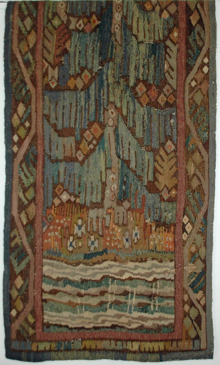 Väv/gobelin "Granen vid badstället" komponerad av Märta Måås-Fjetterström. Delvis nött. Denna nästan 2 meter höga gobeläng komponerade Märta Måås-Fjetterström år 1918 som gåva till sin vän och arbetsgivare vid Vittsjö vävskola Lilli Zickerman på hennes 60-årsdag. Med stor sannolikhet är den utförd av Märta Måås-Fjetterström själv. Till föremålet finns även en skiss i akvarell, GM42723.