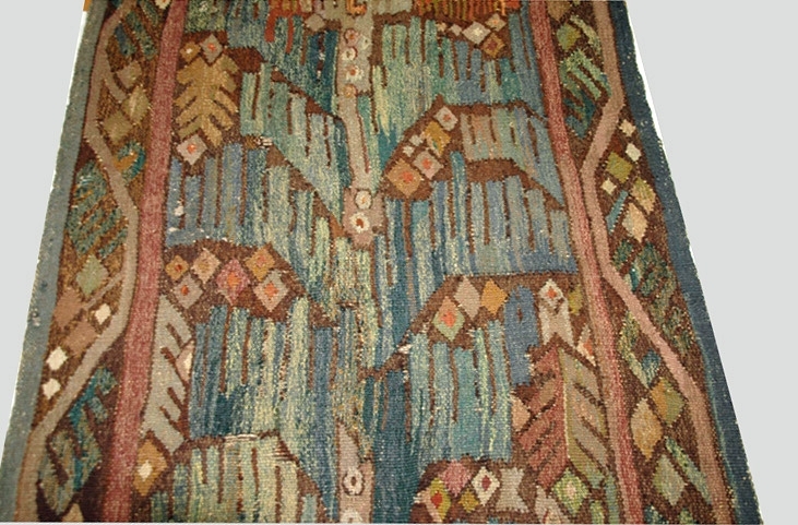 Väv/gobelin "Granen vid badstället" komponerad av Märta Måås-Fjetterström. Delvis nött. Denna nästan 2 meter höga gobeläng komponerade Märta Måås-Fjetterström år 1918 som gåva till sin vän och arbetsgivare vid Vittsjö vävskola Lilli Zickerman på hennes 60-årsdag. Med stor sannolikhet är den utförd av Märta Måås-Fjetterström själv. Till föremålet finns även en skiss i akvarell, GM42723.