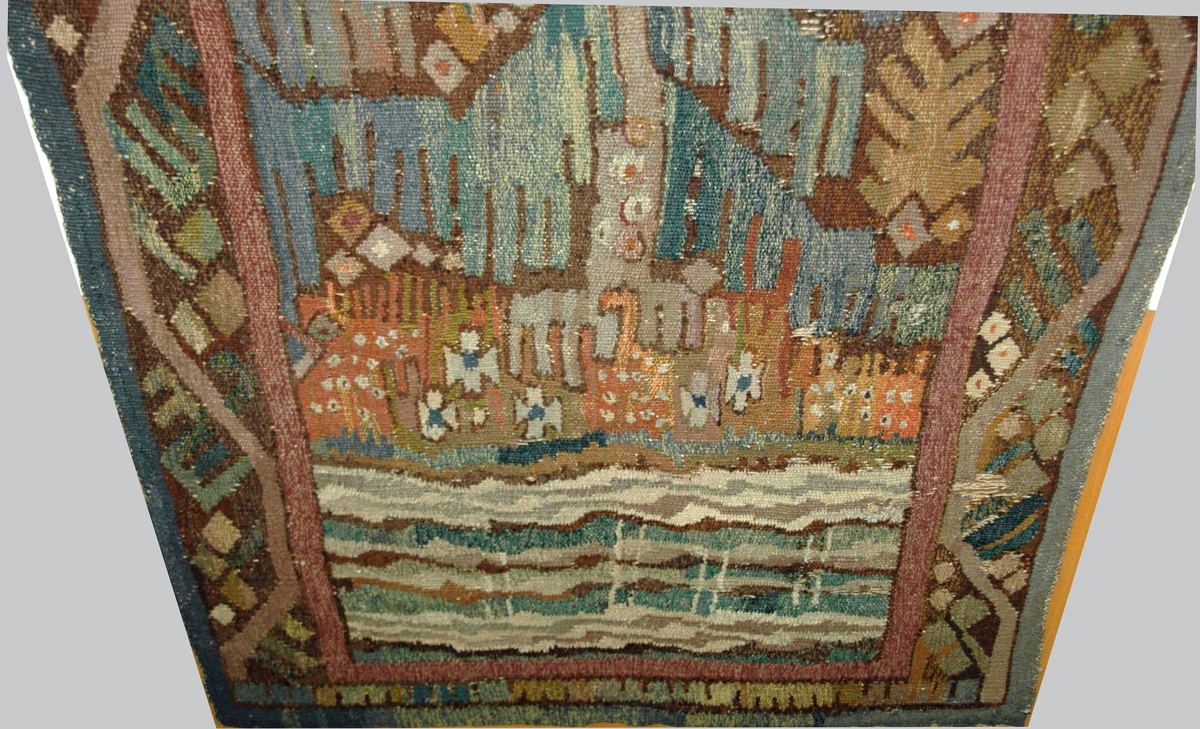 Väv/gobelin "Granen vid badstället" komponerad av Märta Måås-Fjetterström. Delvis nött. Denna nästan 2 meter höga gobeläng komponerade Märta Måås-Fjetterström år 1918 som gåva till sin vän och arbetsgivare vid Vittsjö vävskola Lilli Zickerman på hennes 60-årsdag. Med stor sannolikhet är den utförd av Märta Måås-Fjetterström själv. Till föremålet finns även en skiss i akvarell, GM42723.